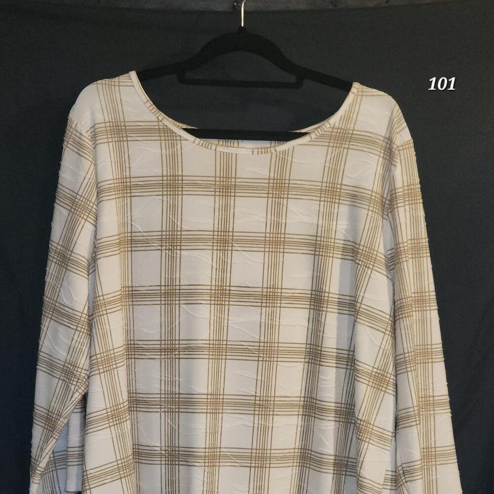 Emily Daniels Women’s XL White and beige plaid blouse